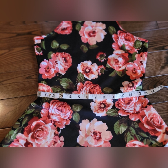 NWT, Beautiful Summer Dress - Picture 5 of 9